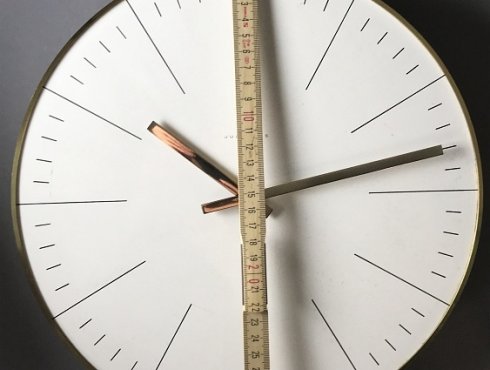 Junghans-Max-Bill-Wanduhr-Striche-11.jpg