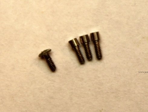 98-Platinenschrauben-und-kaputte-Werkhalteschraube-screws-and-damaged-movement-screw.jpg